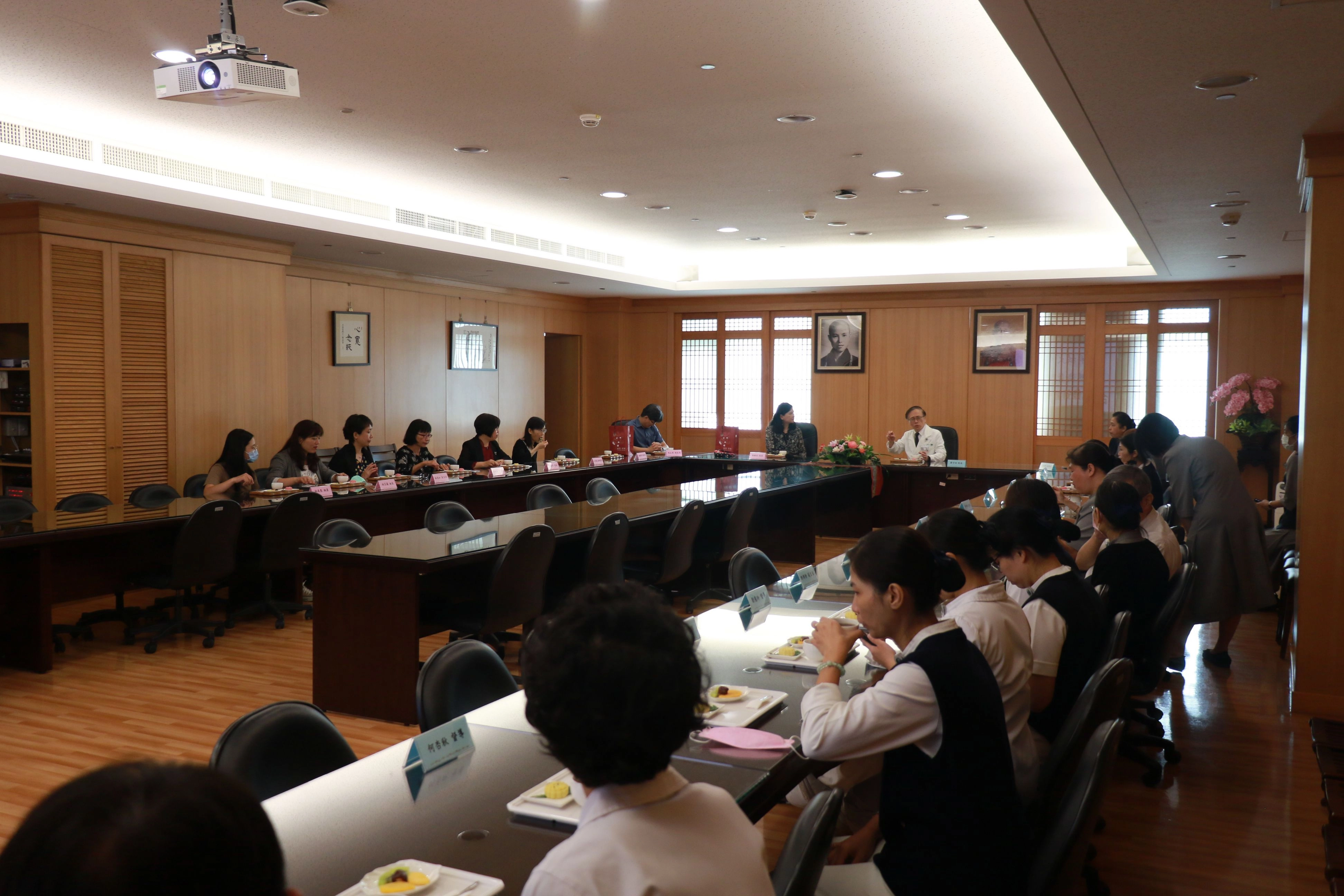 台中慈濟醫院與中臺科技大學透過雙方簽訂合作備忘錄,為學校打造健康職場環境,也為醫院培育更多專業人才。