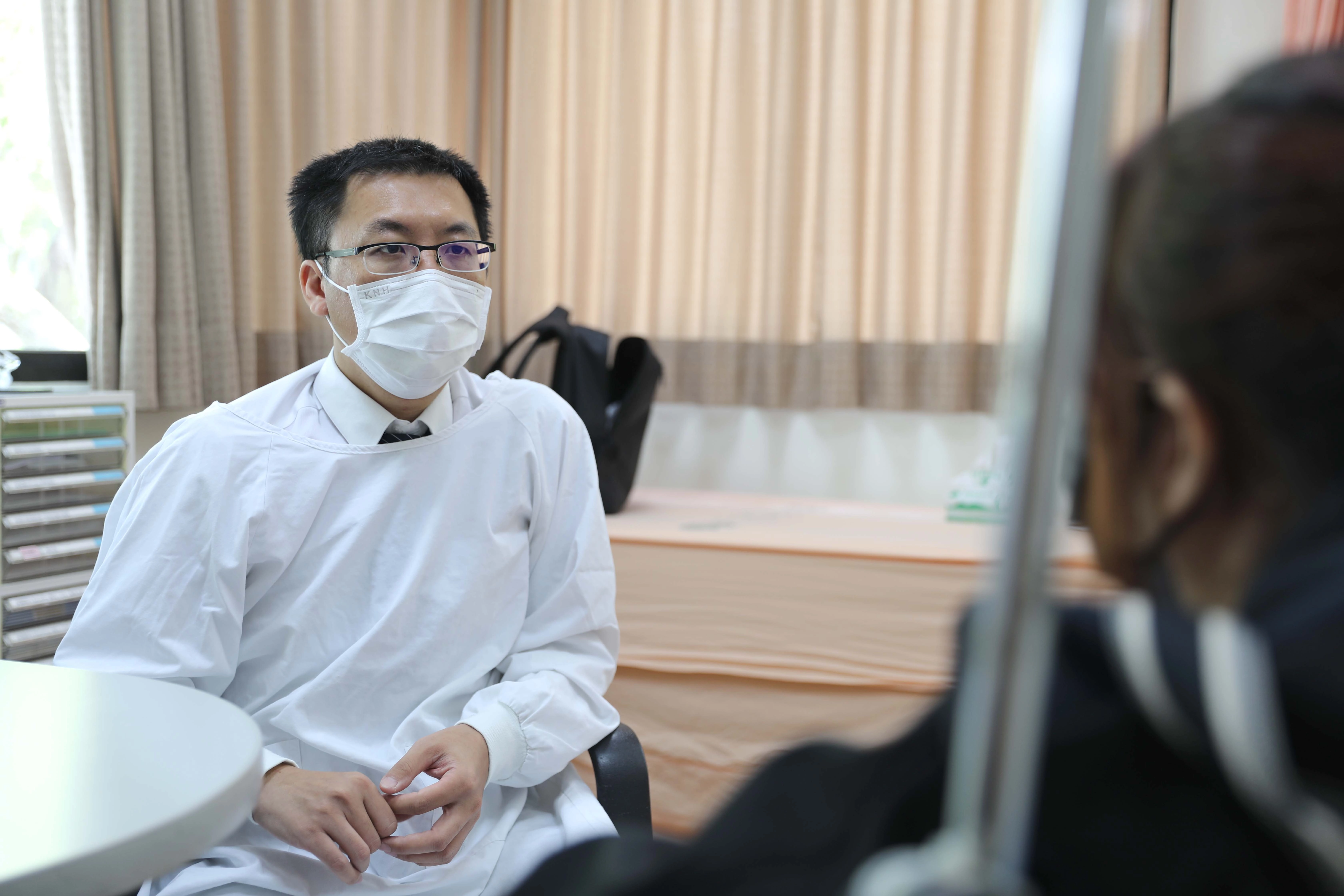 李建輝醫師呼籲民眾若發現家人或朋友出現疑似腦中風的症狀,即便短時間內還能說話或行動,也要盡快將病人送醫,把握黃金救治時間。