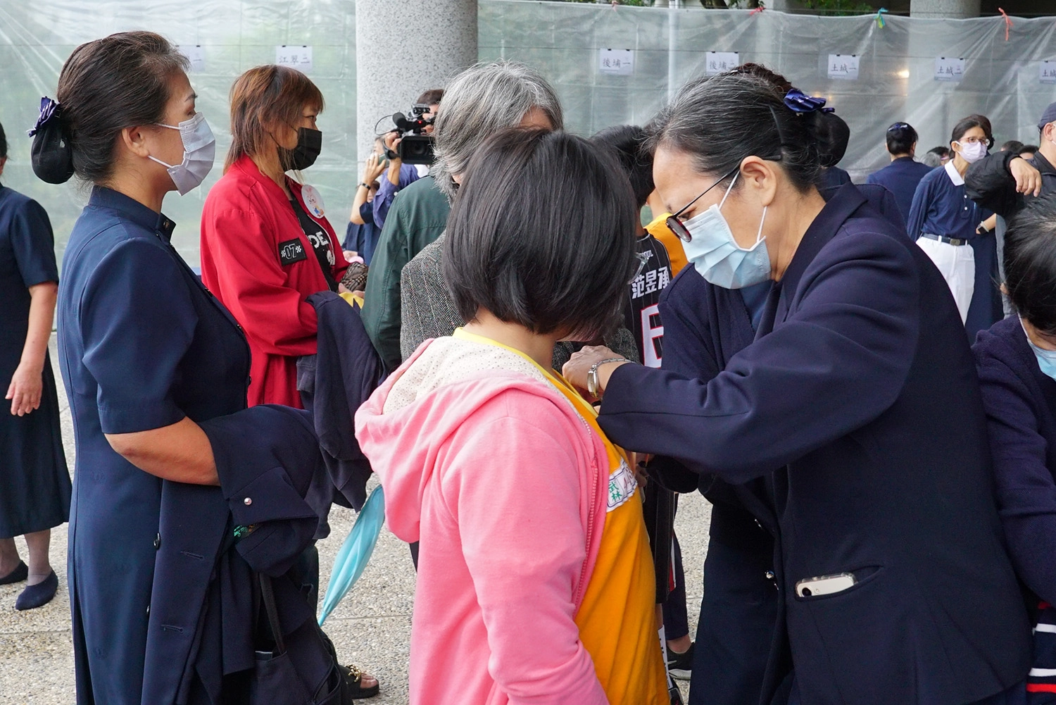 新芽獎學金的頒發是為了鼓勵弱勢家庭子女提升學習動機,同時增進家長對子女教育之重視,以及了解子女在校的表現。
