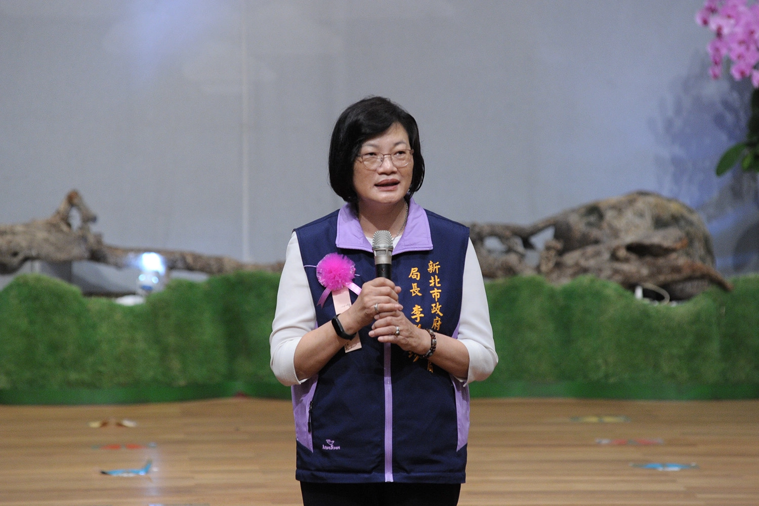 新北市社會局李美珍局長頒獎後致詞時說:「慈濟是善與愛,慈悲與關懷的團體,長期在慈善、教育、環保及人文深耕。