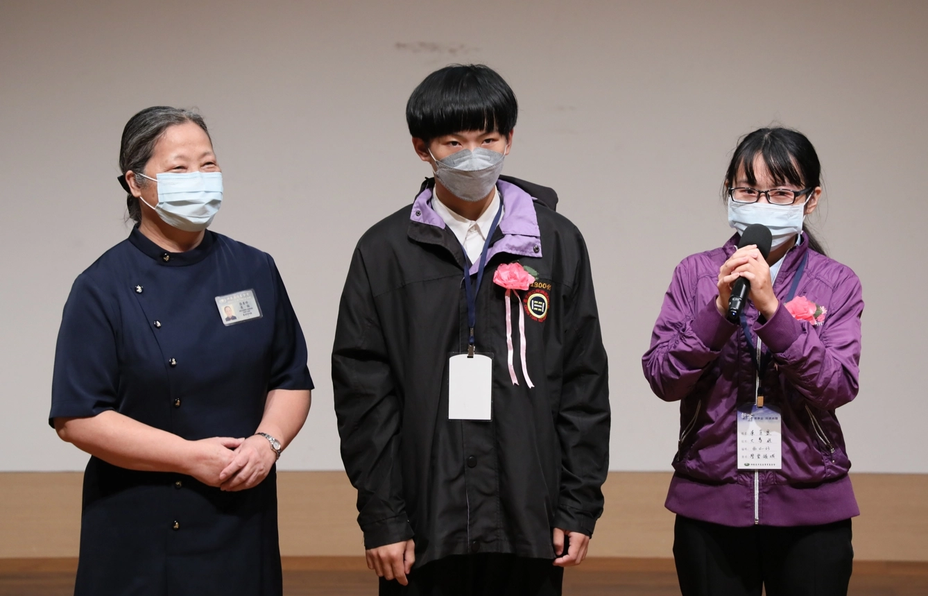 就讀淡江大學的陳芳盈(右一)是今年新芽獎學金得主暨新芽綻放故事主角。