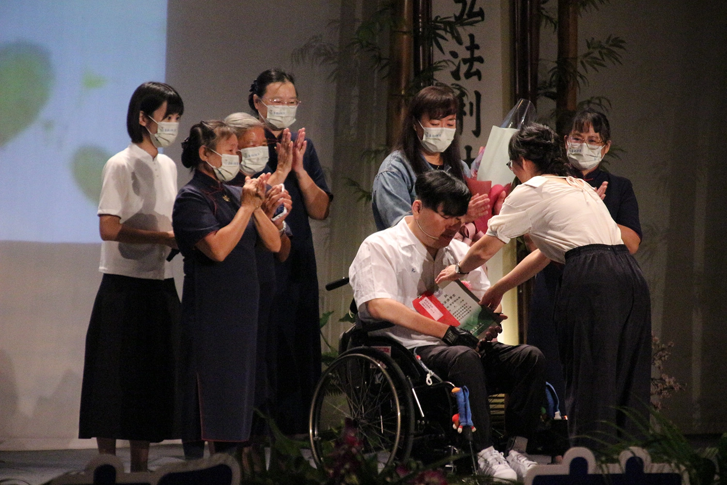 台南慈濟10月29日頒發新芽獎學金,陳柏元由學校老師陳蕙如(右)頒獎。(圖為慈濟基金會提供)