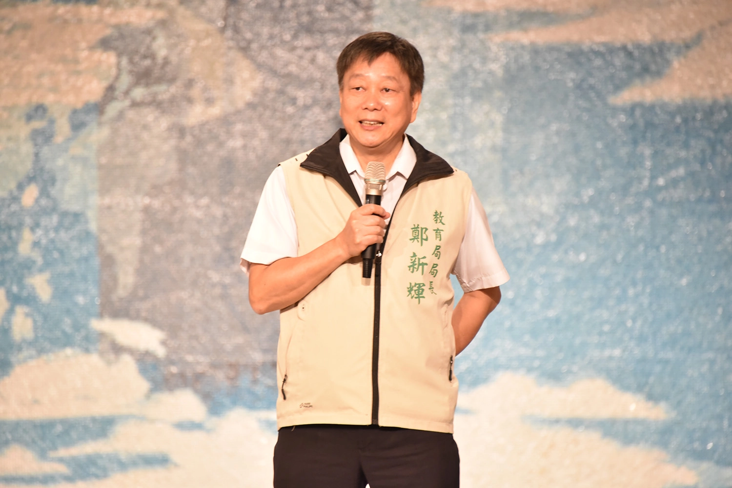 台南慈濟10月29日上午舉辦慈濟新芽獎學金頒獎典禮,台南市教育局長鄭新輝出席頒獎。(圖為慈濟基金會提供)