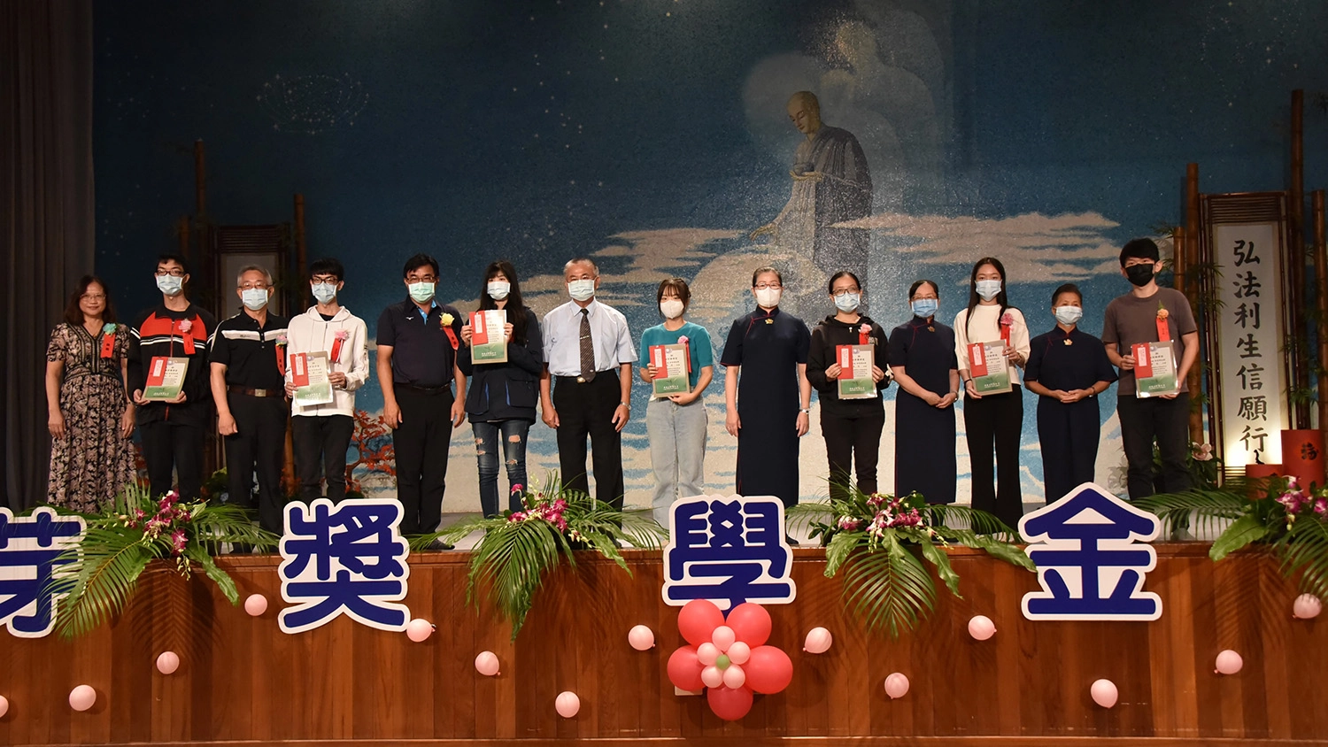 台南慈濟10月29日頒發新芽獎學金,「學習領域獎」獲獎者阿翰(右一)分享自己未來方向。(圖為慈濟基金會提供)