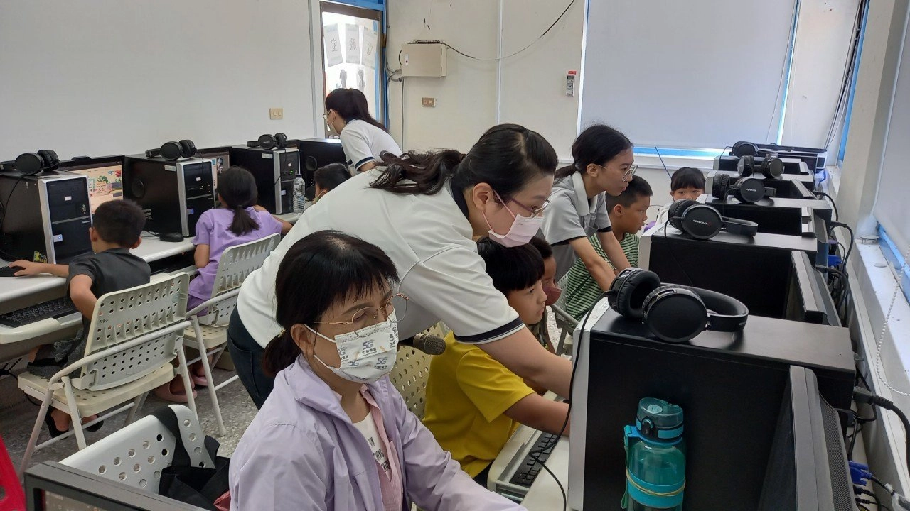 「馬塔斯數位學習中心」,有10部電腦,慈濟科技大學規劃每個月一次的資訊課程。