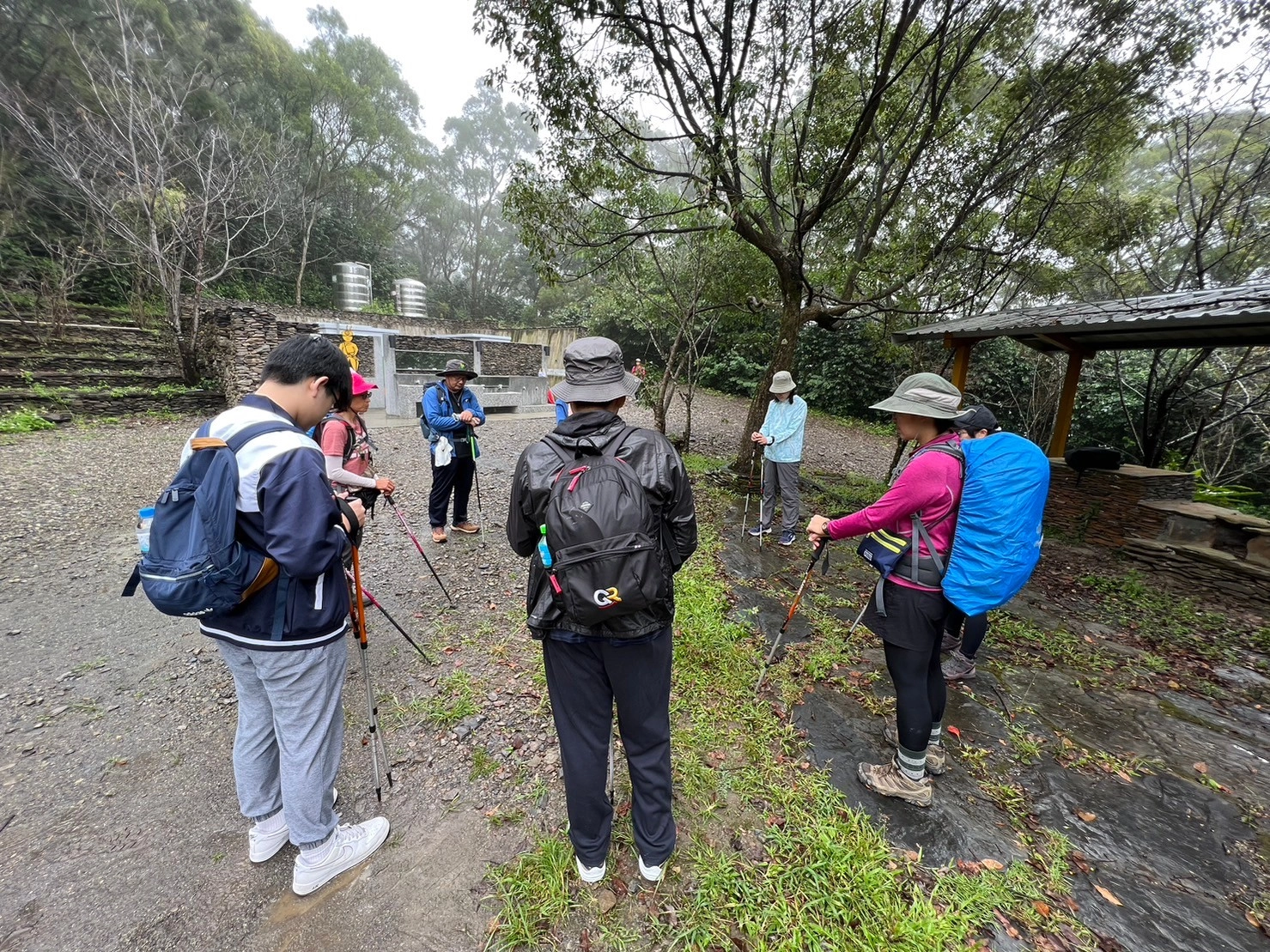 敬山儀式,細雨中依然堅定出發。