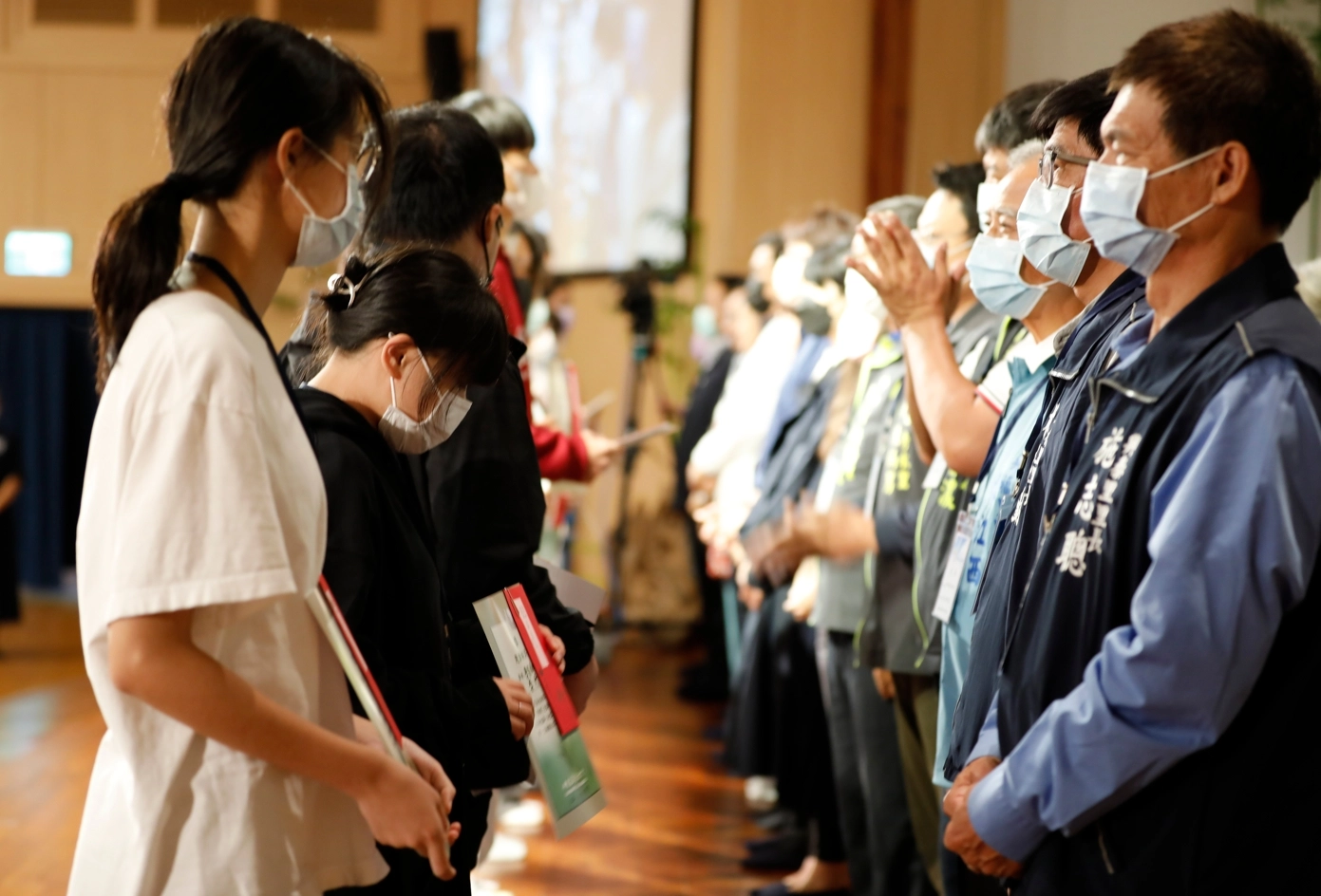 慈濟除了長期關懷濟助弱勢家庭,也透過頒發新芽獎學金過程,鼓勵貧困家庭孩子向學的動力。