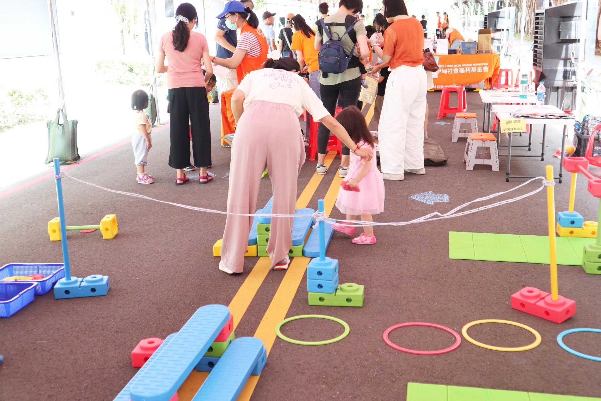 伊甸希望提倡「出門就是遊戲場」,盼鼓勵家長們多帶孩子出門參與活動,給予多元的發展刺激。