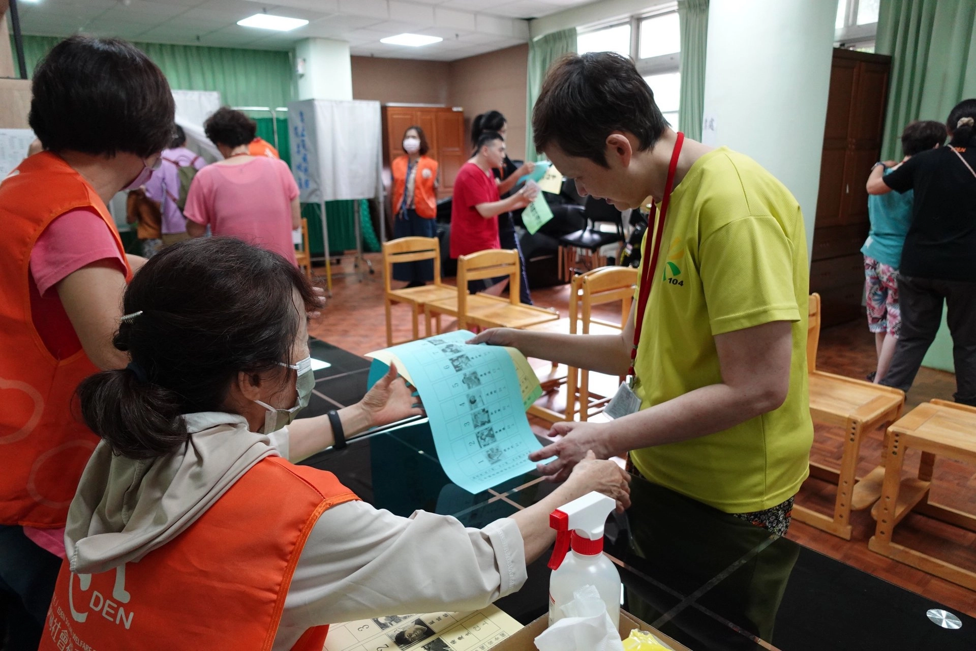 伊甸宜蘭教養院今(30)日舉辦模擬選舉,住民一早帶著身分證、印章、投票通知單前往投票所,實踐公民投票權。