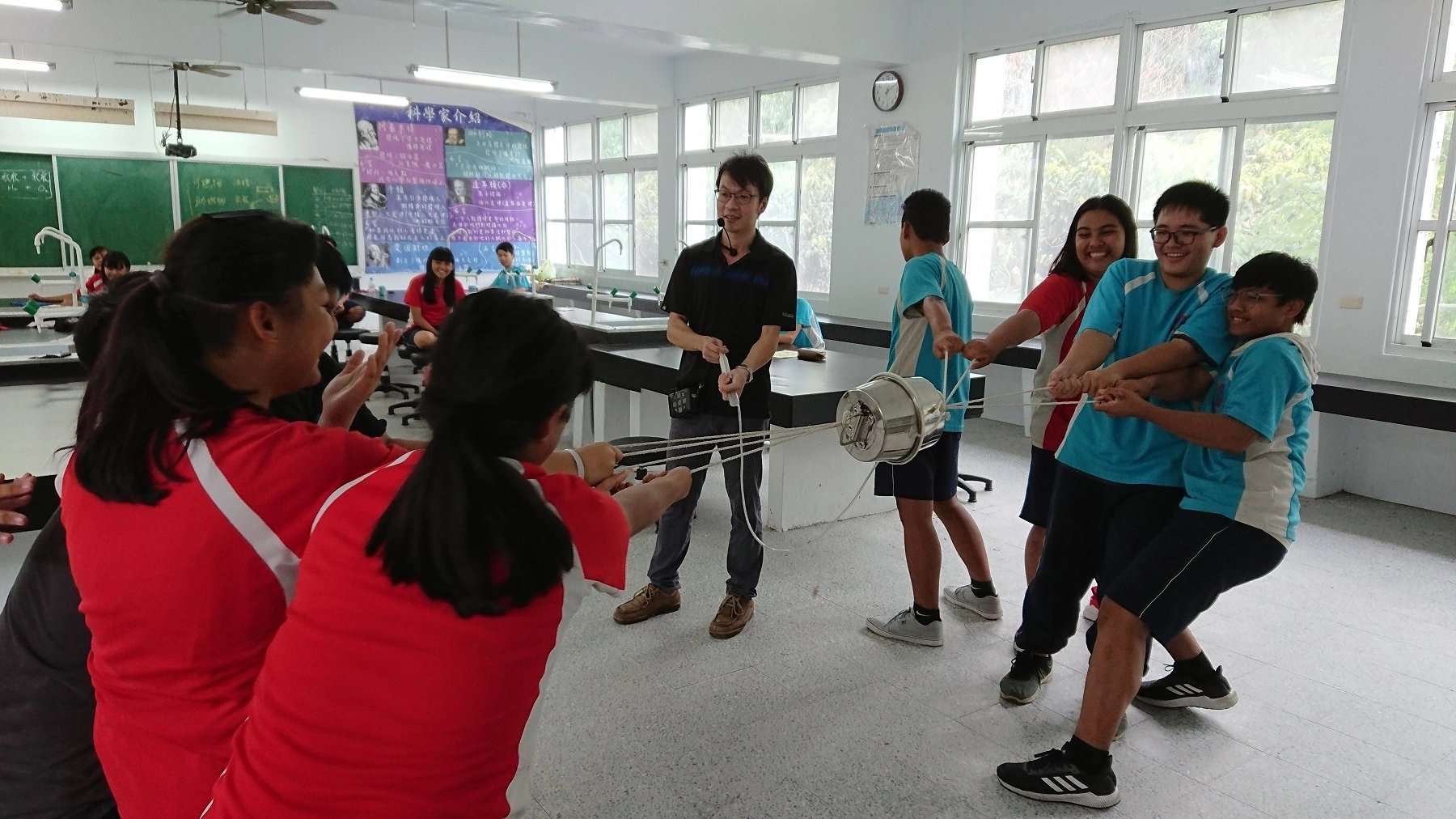 蘇宥誠前往寶來國中教學,逗得學生哈哈大笑