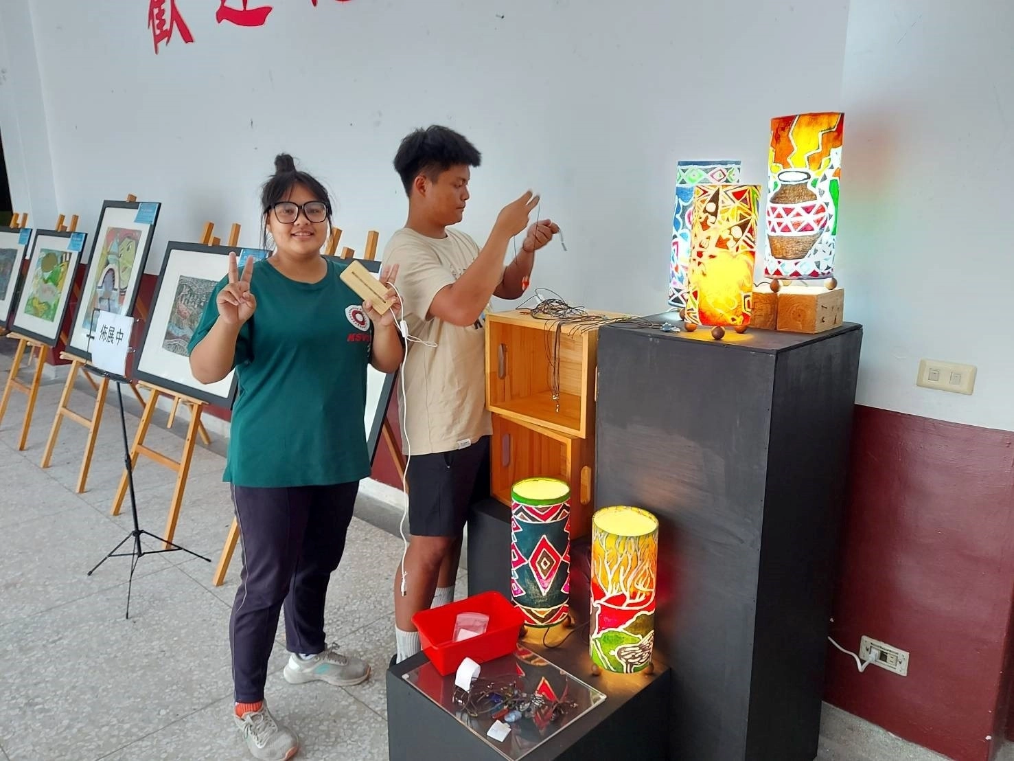 關山高中藝能班作品成果展,呈現學生在校三年所學習之文創工藝技能。