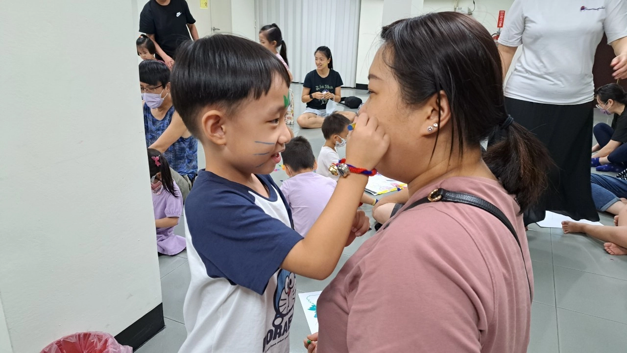 幼童和家長互動,親子關係更緊密。