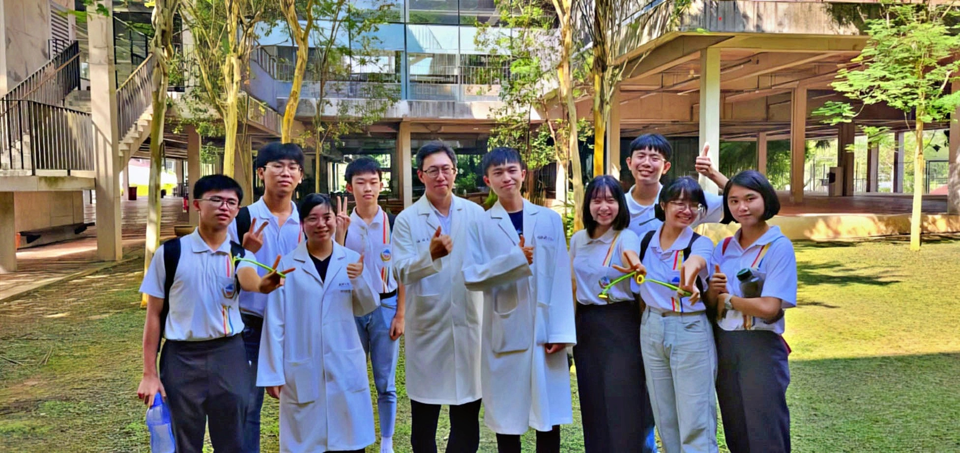8/27 居鑾中華中學的學生在充實營隊結束後,與慈濟大學團隊共同留下難忘合影