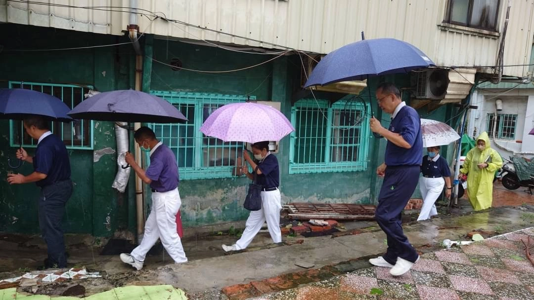 在安全為前提之下,慈濟志工風雨無阻,「慈濟一直都在」守護鄰里鄉親給予愛與關懷。