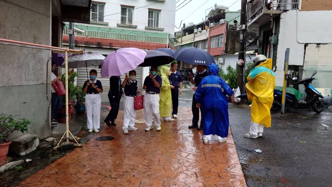 海葵颱風期間,高雄慈濟志工團隊連日來掌握颱風動向,接收各地社區志工回報的災情,並前往關懷民眾及警消人員。