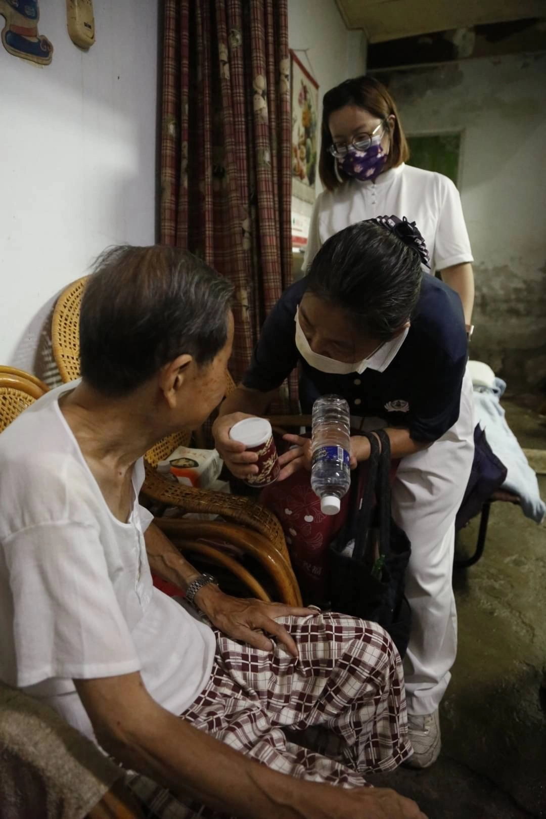 慈濟團隊前往關懷高雄鼓山區兩戶遭路樹壓毀民宅,其中一戶為獨居的八十八歲陳姓長者。