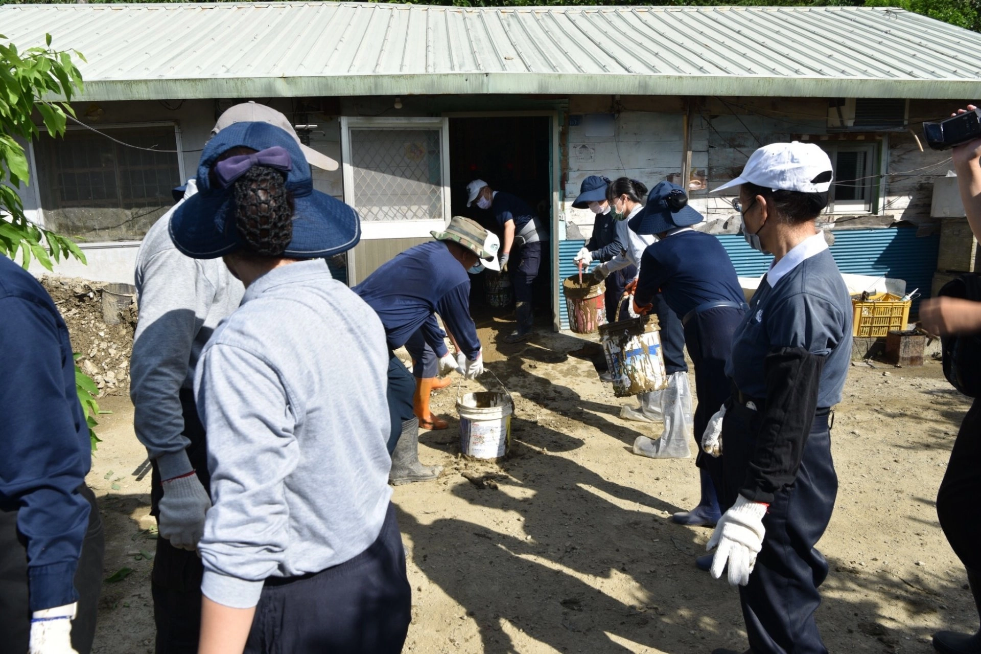 花蓮慈濟社工、志工共80多位9月6日前往壽豐鄉為受災的獨居鄉親清理家園,搭配壽豐鄉公所的機具作業,將屋內土石運出。