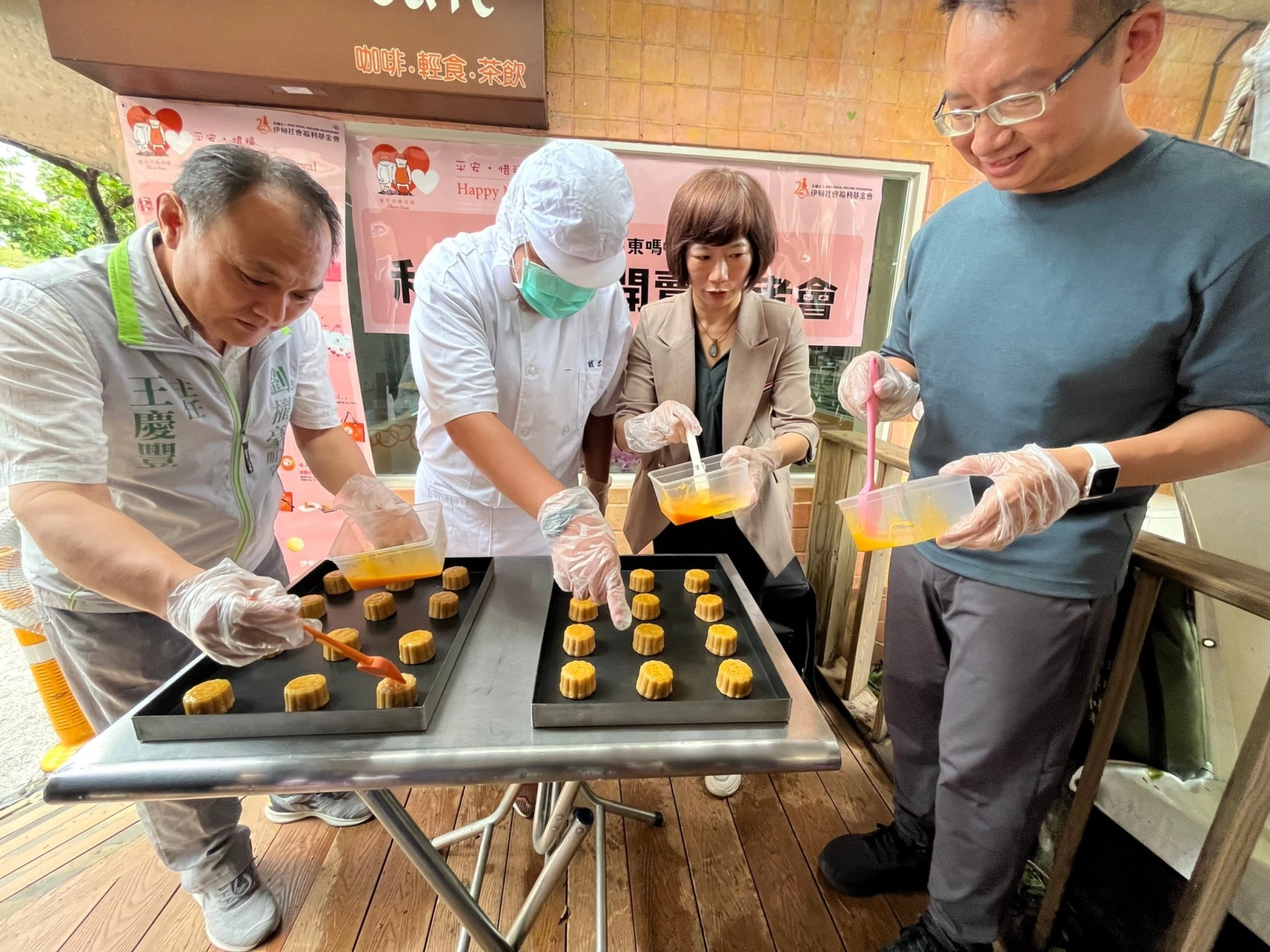 庇護員工翰翰(左二)穿上廚師服,帶領貴賓體驗月餅製作。