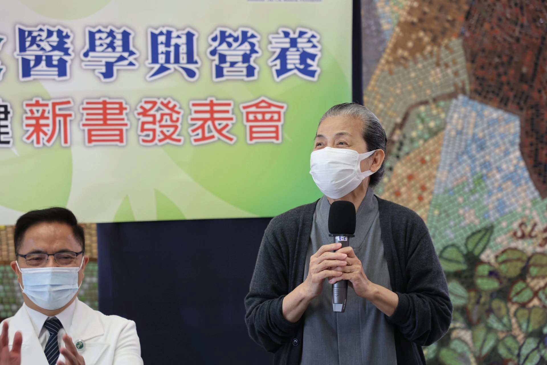 茹素超過四十年,七十六歲常住志工顏靜曦分享,整天日行萬步也能維持好體力秘訣就是健康茹素,感恩羅副院長每週二分享素食健康知識。