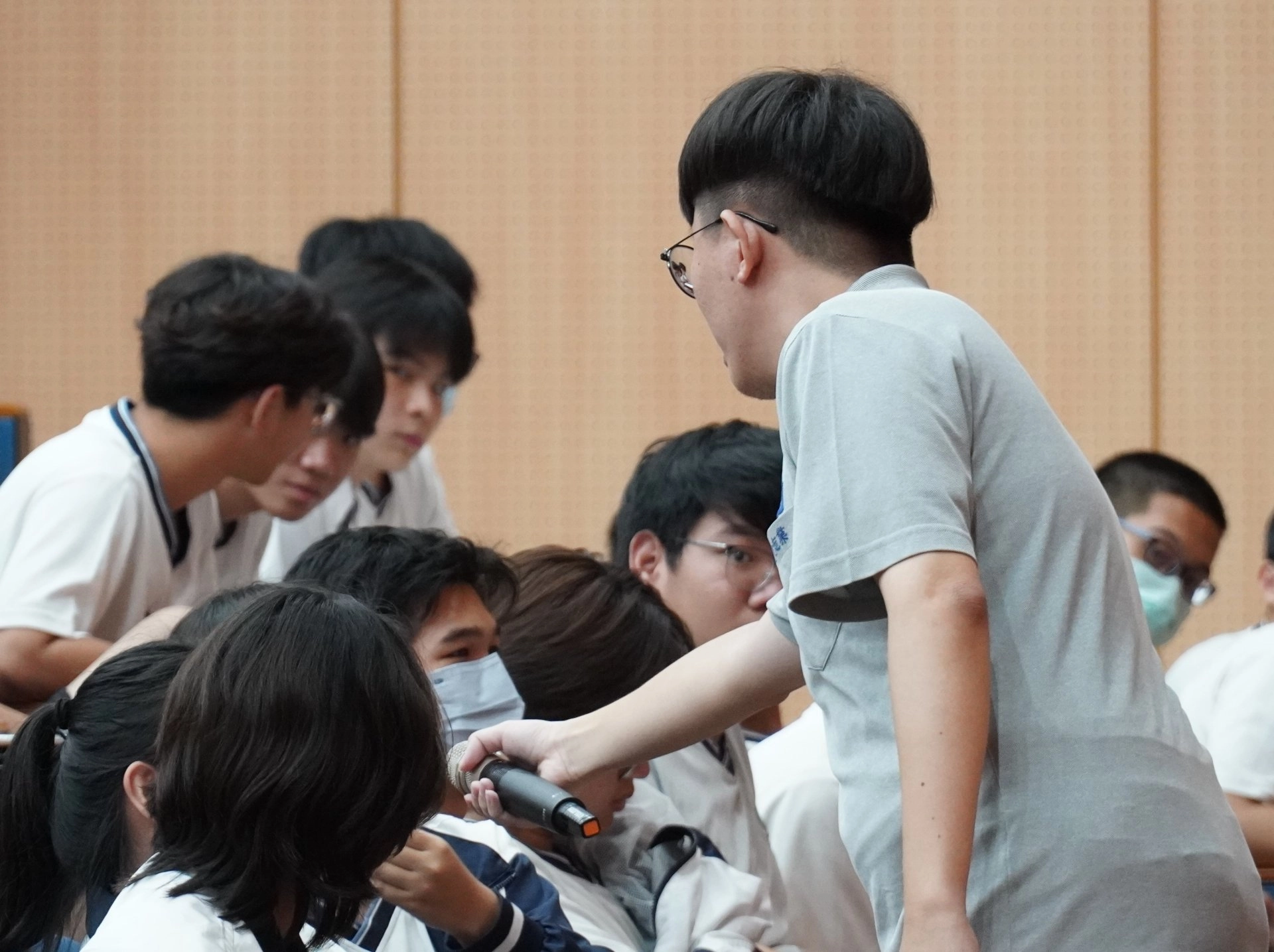 講師與學生互動,邀學生分享媒體管道取得的自身經驗。