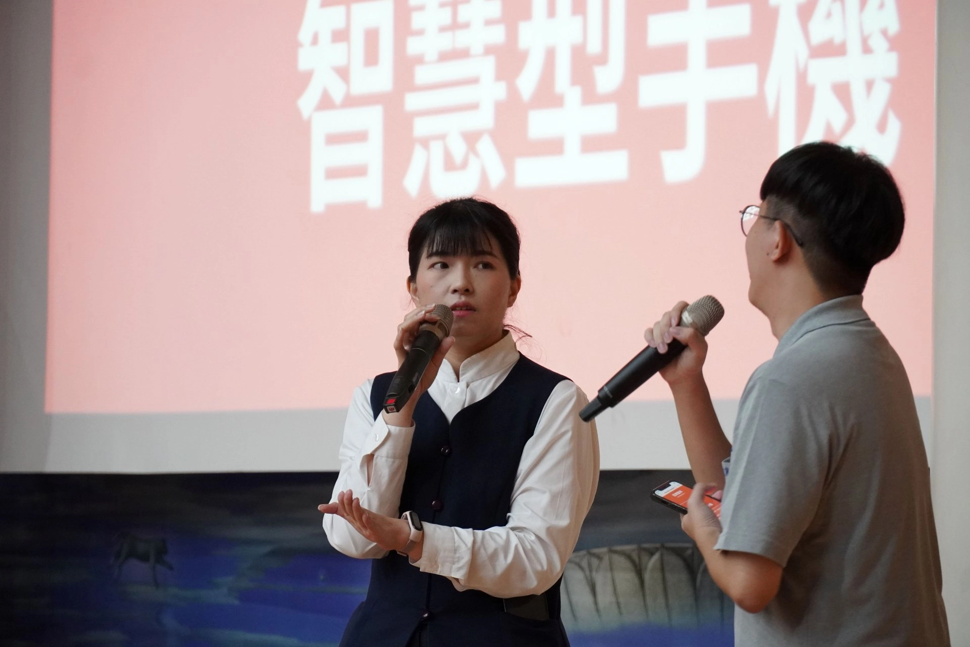 講師分享,過去到現在媒體接收路徑已經從廣播、電視,逐漸轉移到智慧型手機為主。
