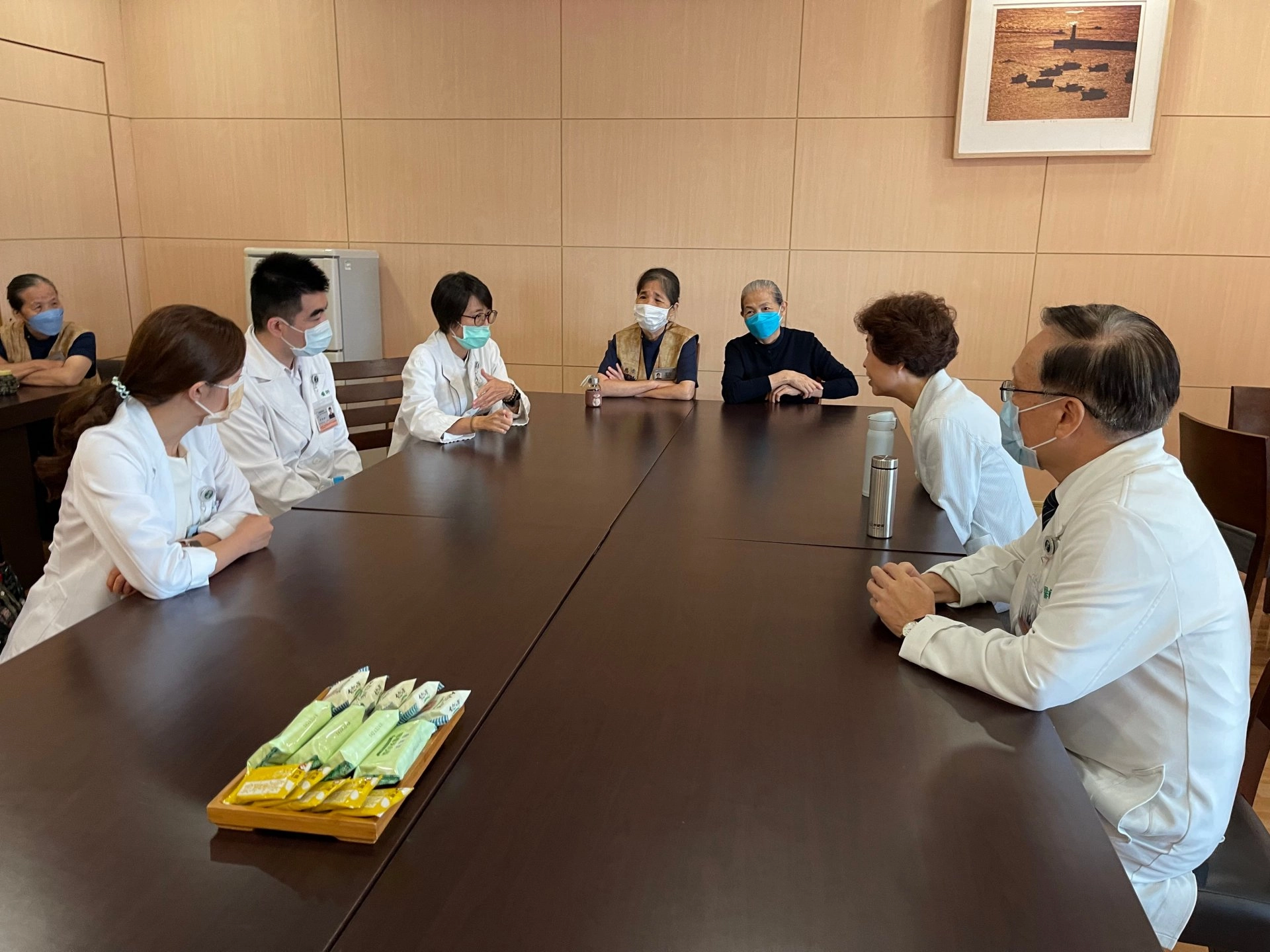 畢柳鶯教授(右二)與安寧緩和專科醫師、社工師及心蓮病房癌症關懷志工座談。