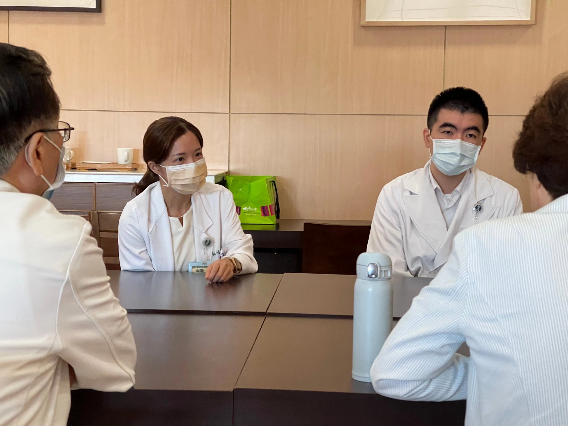林佳佳(左二)與李宜軒醫師(右二)分享臨床照顧經驗。