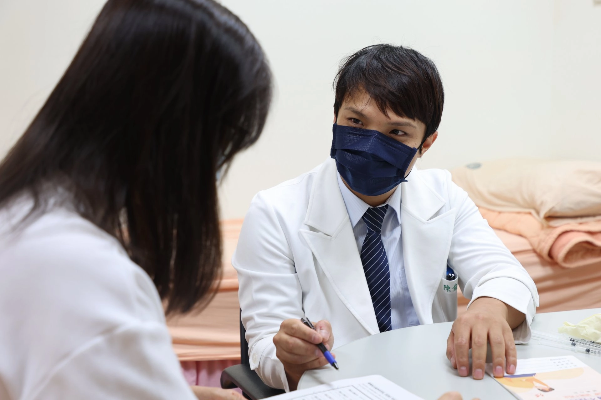 陳俞名醫師表示,肉毒桿菌是使用歷史悠久的一種藥物,能應用在許多適應症,但較少民眾知道也能拿來治療難治型偏頭痛,例如慢性偏頭痛患者。