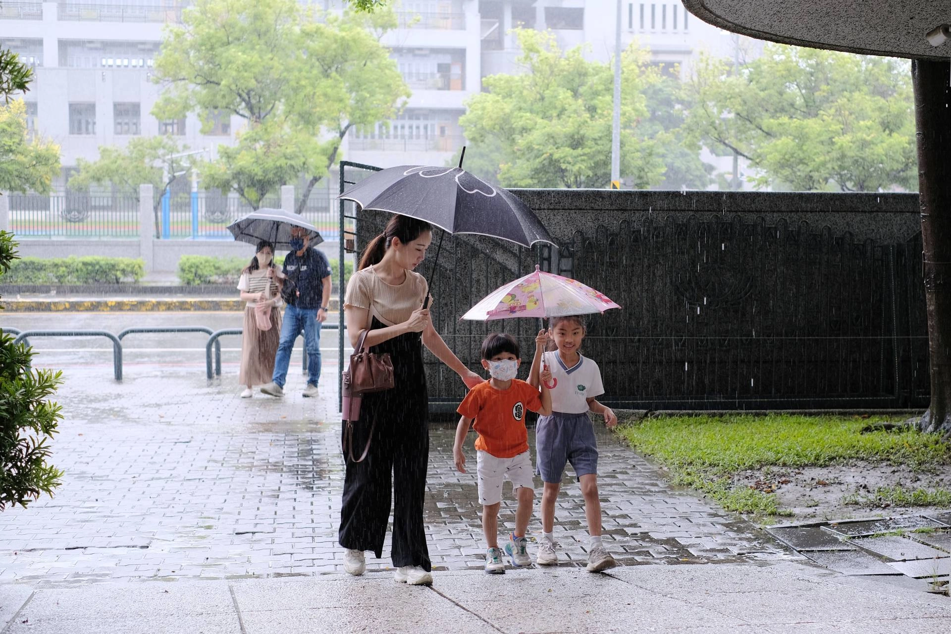 一早的大雨也阻擋不了熱情參與親師日的家長們!