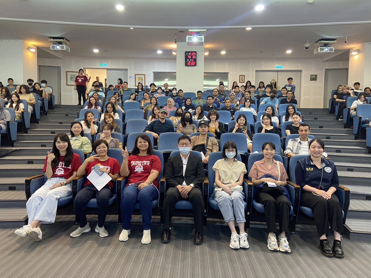 移民署北區事務大隊臺北市服務站為關懷外籍學生,在國立臺北科技大學舉辦的外國新生座談會與外國學生進行居留權益及人身安全議題的交流。(前排右四為移民官蕭宗欽、黎靜、張惟絜、張邁文)