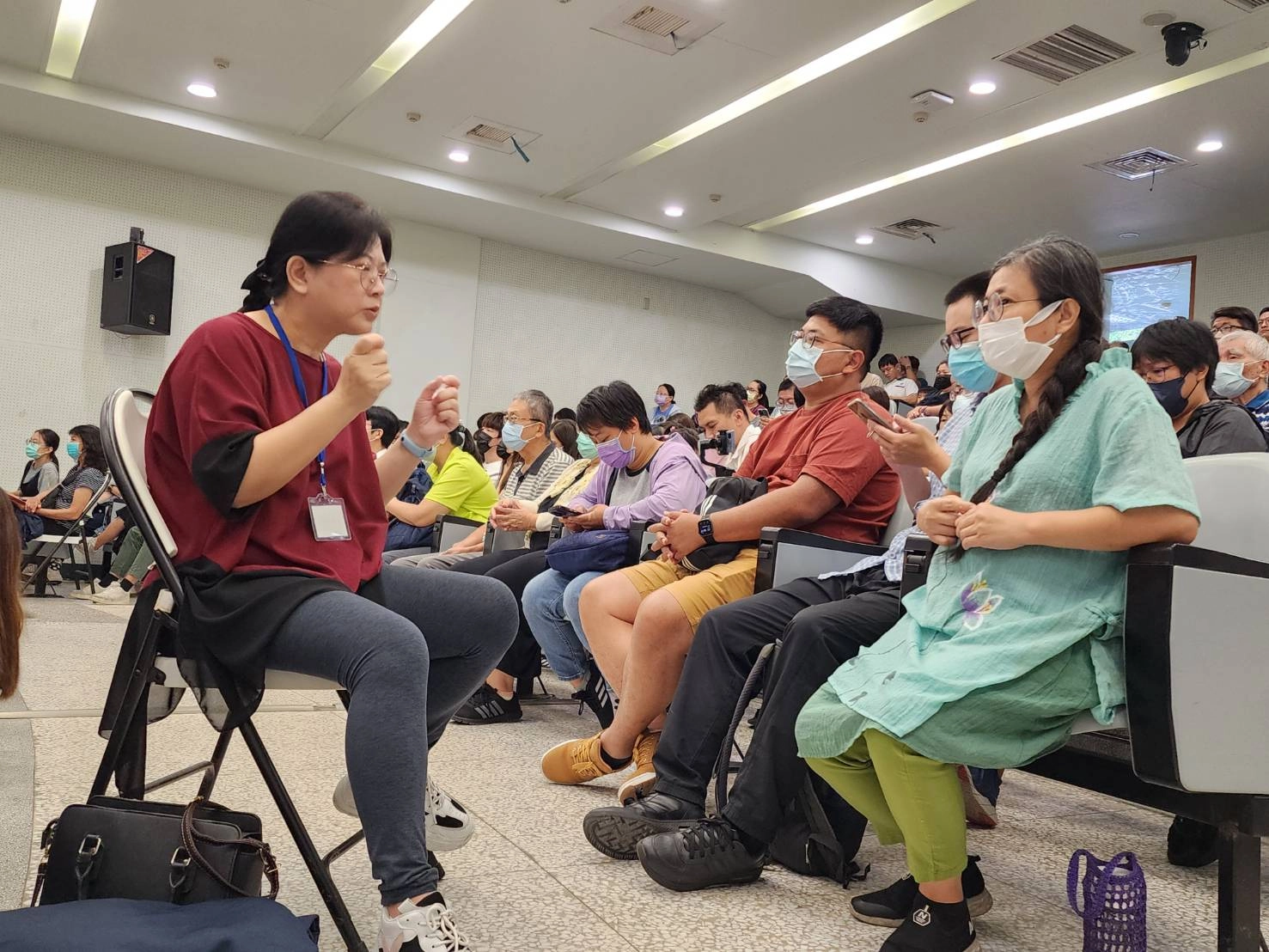 聽障家長特別申請了手語翻譯員協助,認真聽講。
