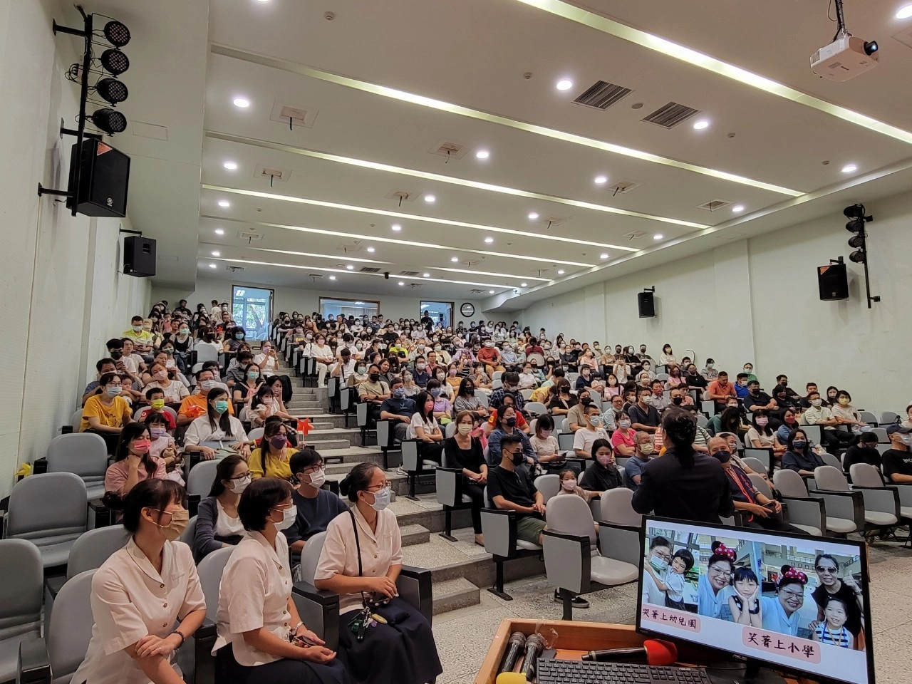 晴空萬里的假日,不到九點,慈大附小校園就迎來五百多位家長,還有家長許多在外面等候。