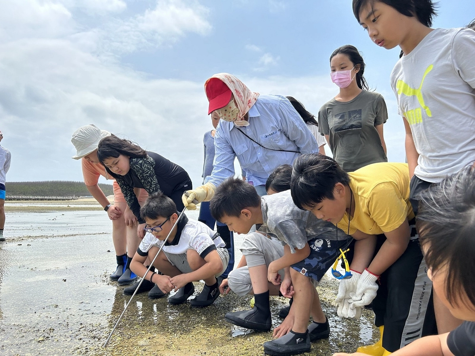 去(Khu)海女神龍團隊辦理文化教育體驗課,邀請學子跟著澎湖阿嬤到潮間帶採集殼仔。