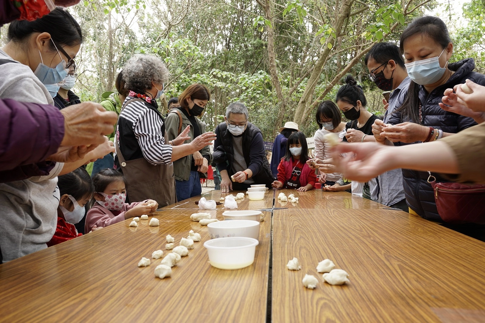 文化保溫瓶團隊辦理眷村飲食文化體驗活動,讓參與者透過製作空氣餅認識眷村菜。