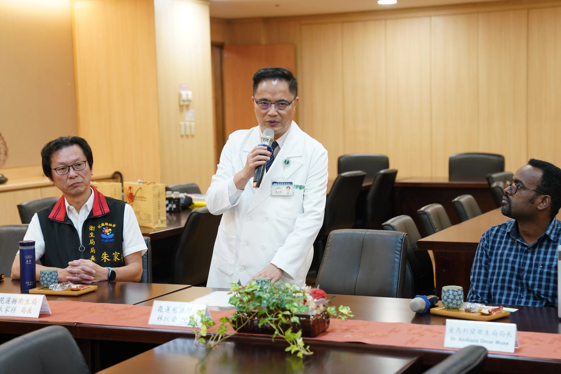 林欣榮院長(中)表示,過去花蓮慈院在緊急應對和災害救援方面均已累積豐富的經驗,期待透過分享在緊急醫療事件上的規畫、執行與進展,對索馬利蘭Dr. Muse局長(右一)應有所助益,左為花蓮縣衛生局局長朱家祥。