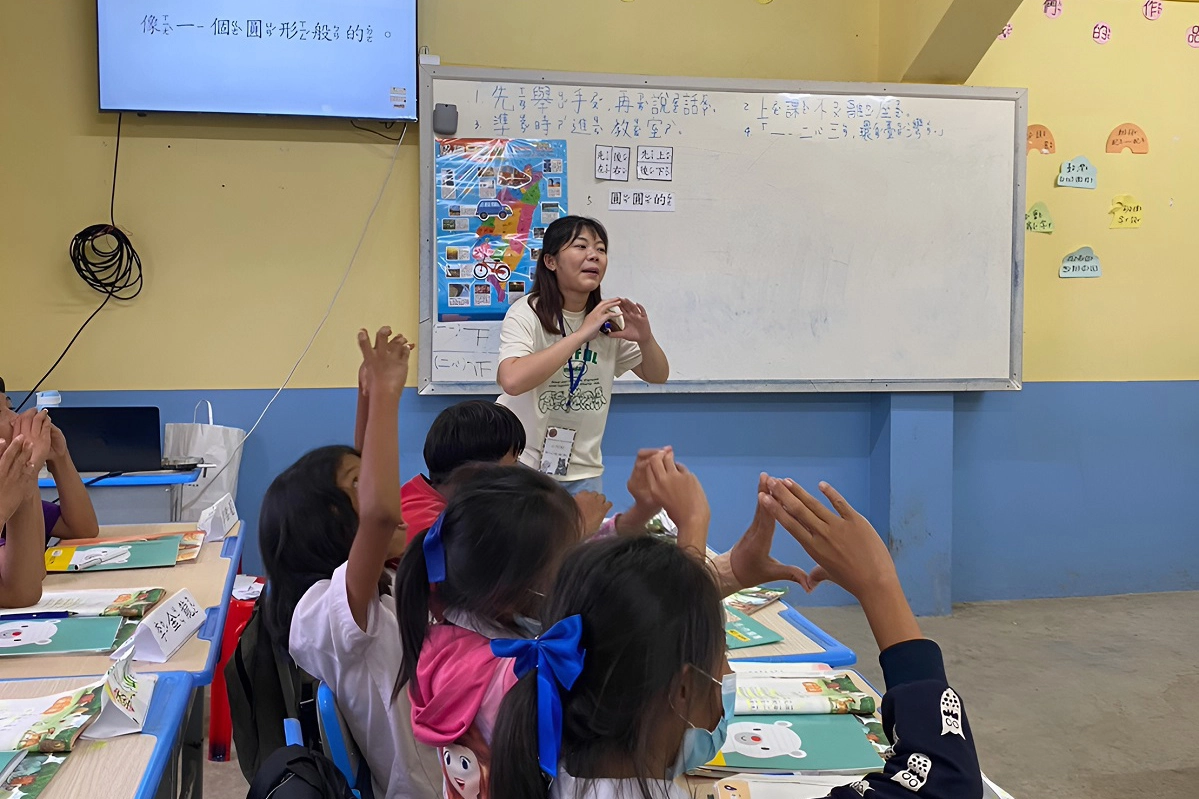 臺北市立大學師資生利用多樣教學方法引起學生學習興趣,使課堂充滿閱讀聲與歡笑聲