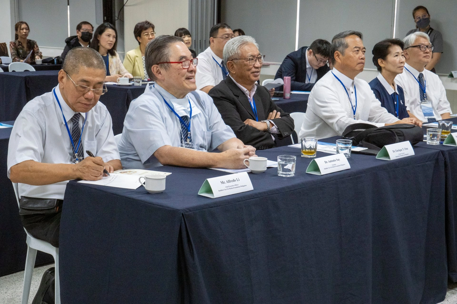 花蓮慈院在8、9日舉辦的兩場學術論壇,齊聚來自菲律賓各院醫事人員與多位重量級貴賓,其中包括菲律賓衛生部前任部長Dr. Enrique Ona(左三)、駐菲律賓代表處代表周民淦大使(右三)、The Medical City骨髓移植顧問Dr. Norma Ona、慈濟基金會菲律賓分會副執行長Ms. Woon C. Ng(右二)、慈濟基金會菲律賓分會醫療基金會董事長Dr. Antonio Say(左二)與執行長Mr. Alfredo Li(左一)。