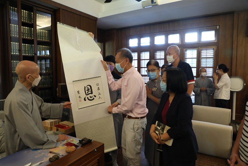 新加坡外長楊榮文(中)獻上自己親手寫的墨寶,大大的「恩」道盡心中對慈濟為他小兒子時弘找到骨髓配對順利移植重生的感恩。