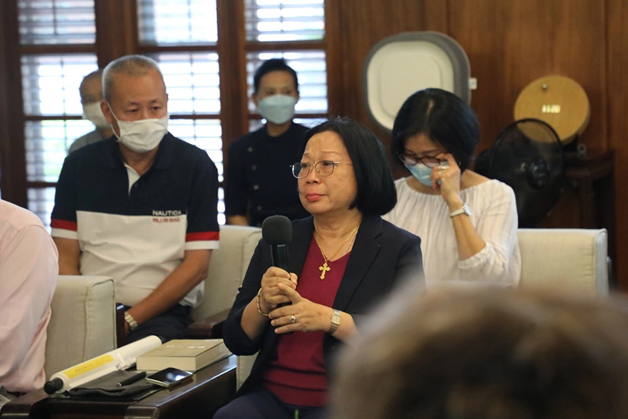 前新加坡外長楊榮文之妻梁利平,見到證嚴法師,想起當時為救小兒子奔走半個地球只為找尋一線生機的過程,忍不住激動落淚說感恩。