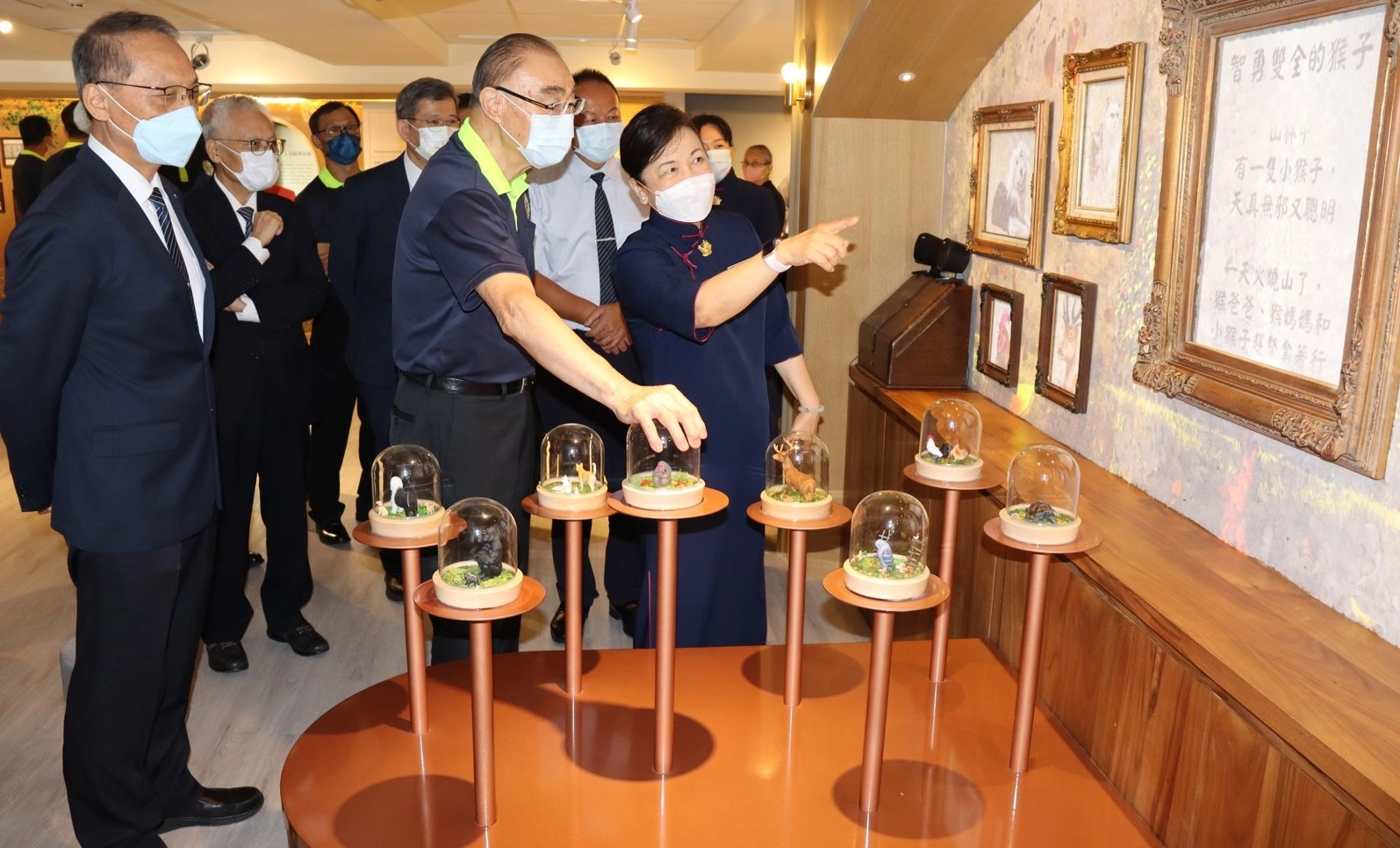 透過影音科技雙向互動模式,更了解慈濟發展因緣與歷史脈絡,馮世寬主委在志工陪同導覽下,親身接地氣體驗。
