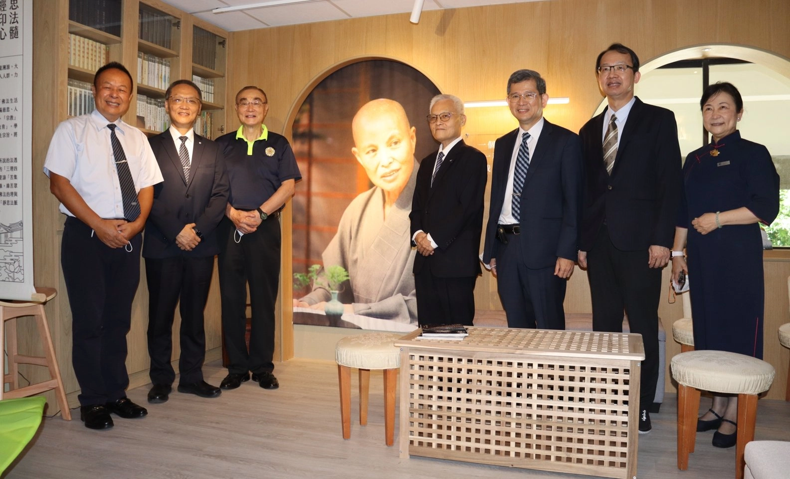 馮世寬主委(左三)表示,「慈濟的軟實力在臺灣社會責任分擔上,也堪比是護國神山」。