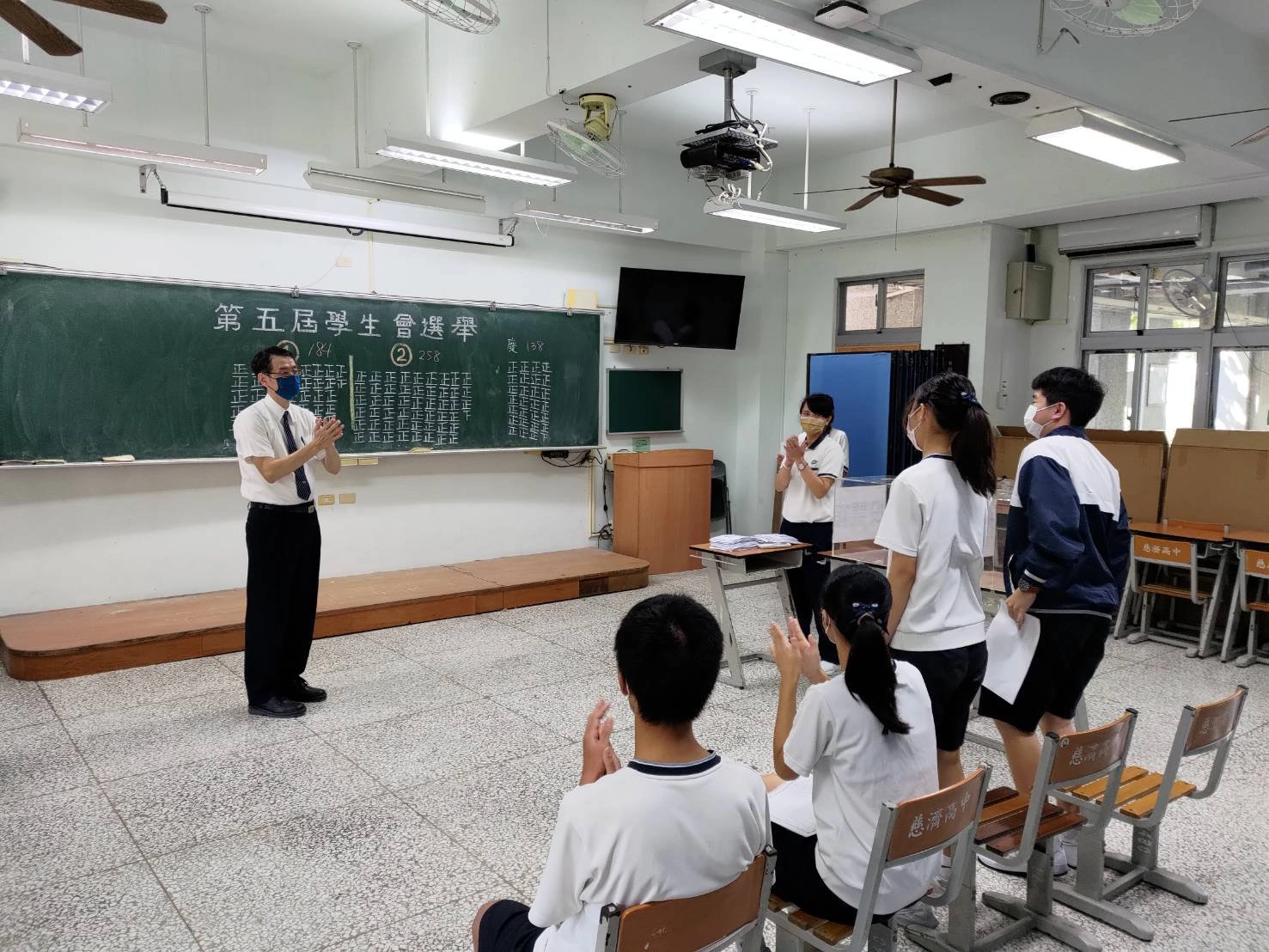 開票結果出爐,主任向新出爐的學生會正副會長致意。