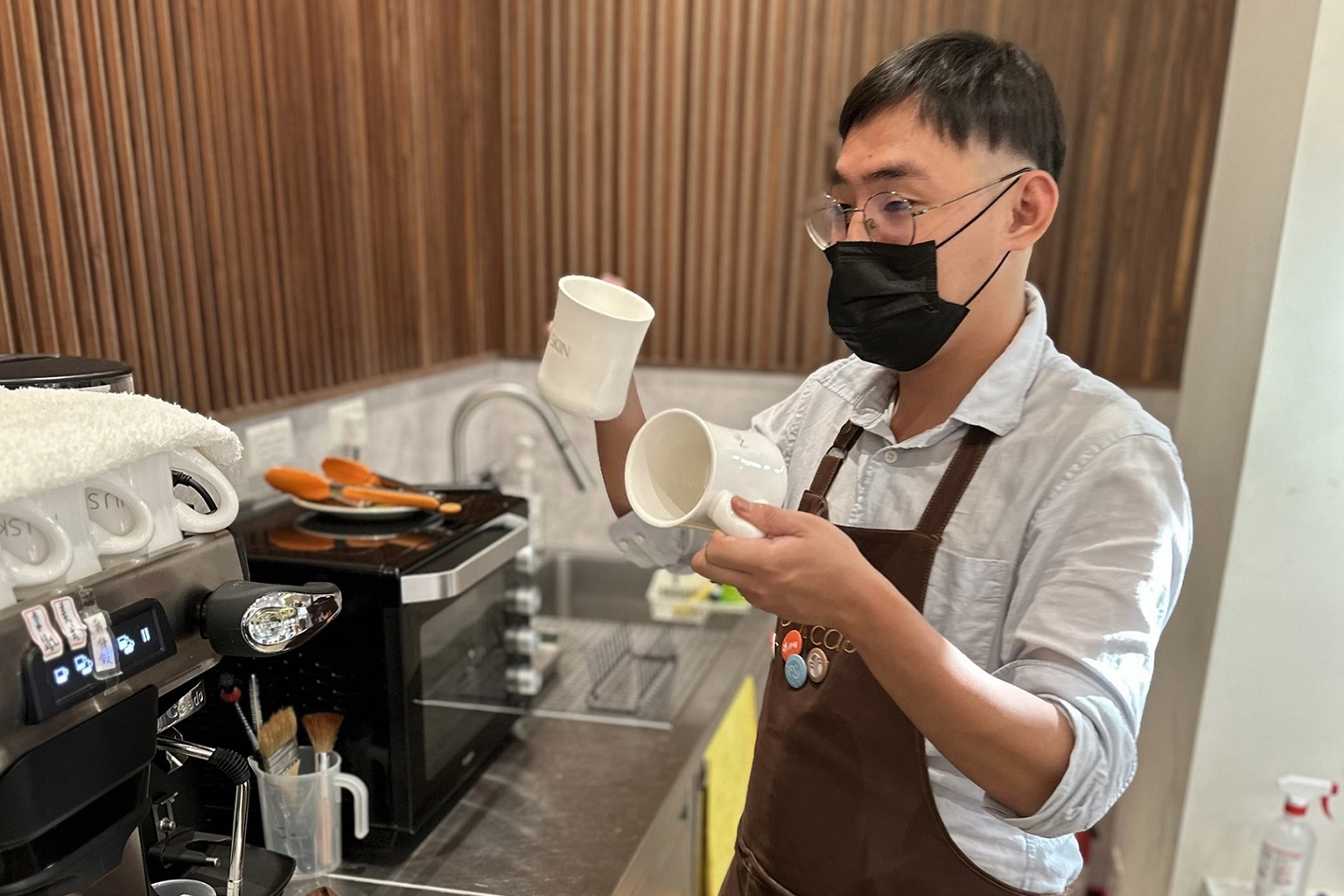 洋洋已經學會了手沖咖啡，更建立工作自信心