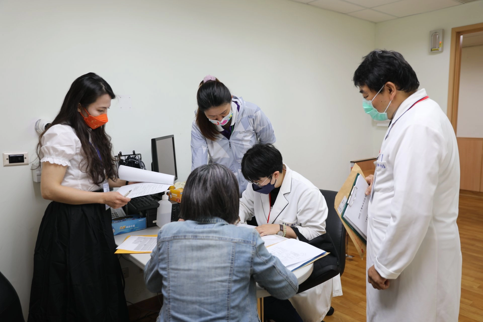 正式OSCE前，考官與標準化病人討論劇本達到共識。