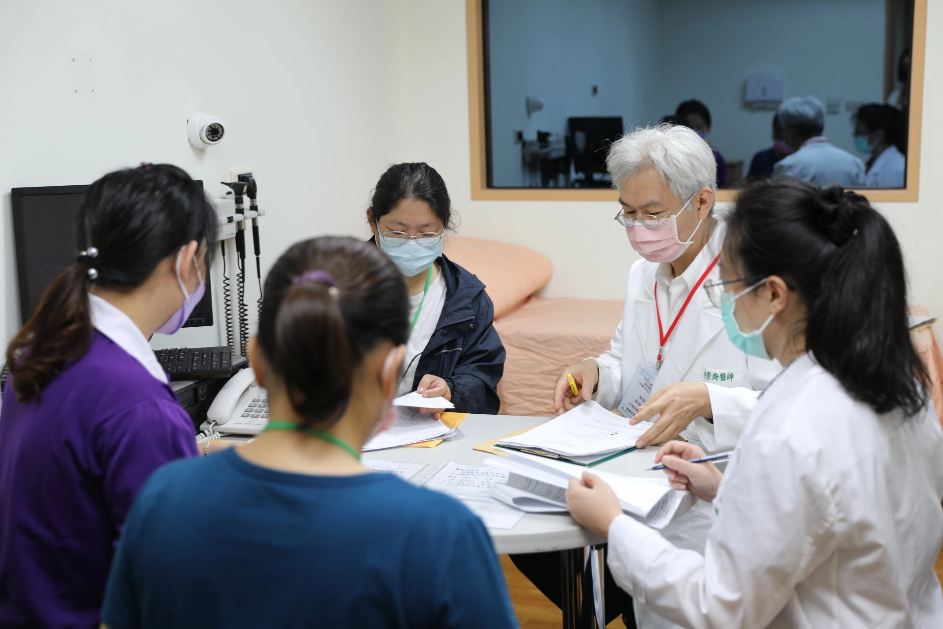 正式OSCE前，考官與標準化病人討論劇本達到共識。