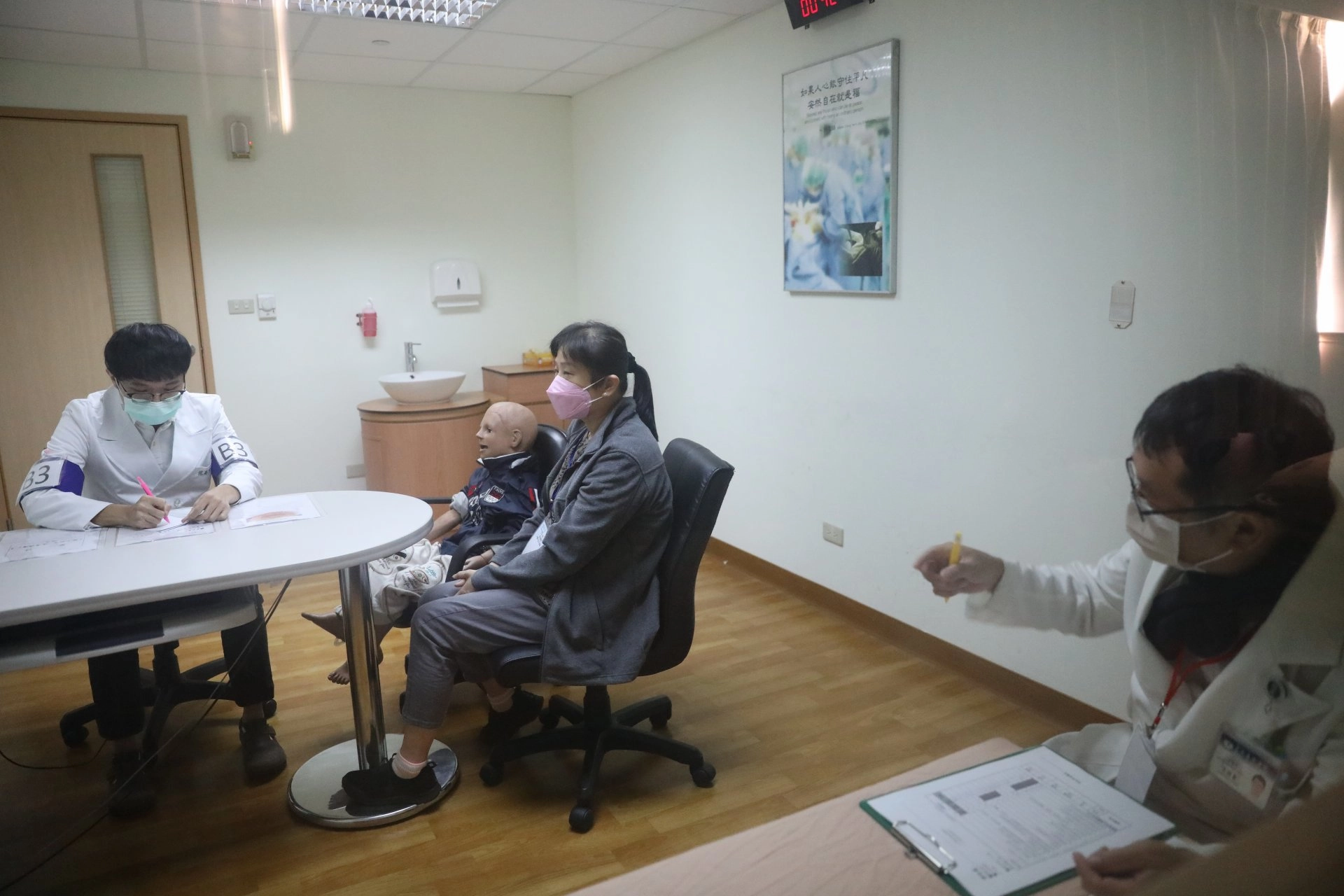 擔任考官的花蓮慈院中醫部副主任王健豪(右)，在診間內評測試驗內容，並在測試結束後立即給予考生回饋。