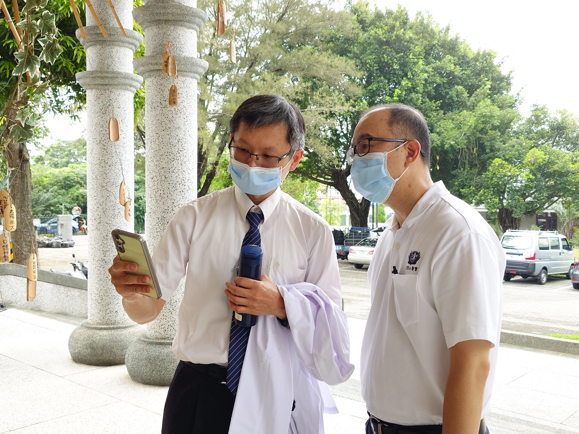 李易達醫師紀錄患者傷口畫面,會同整型外科許宏達醫師評估做後續的治療。