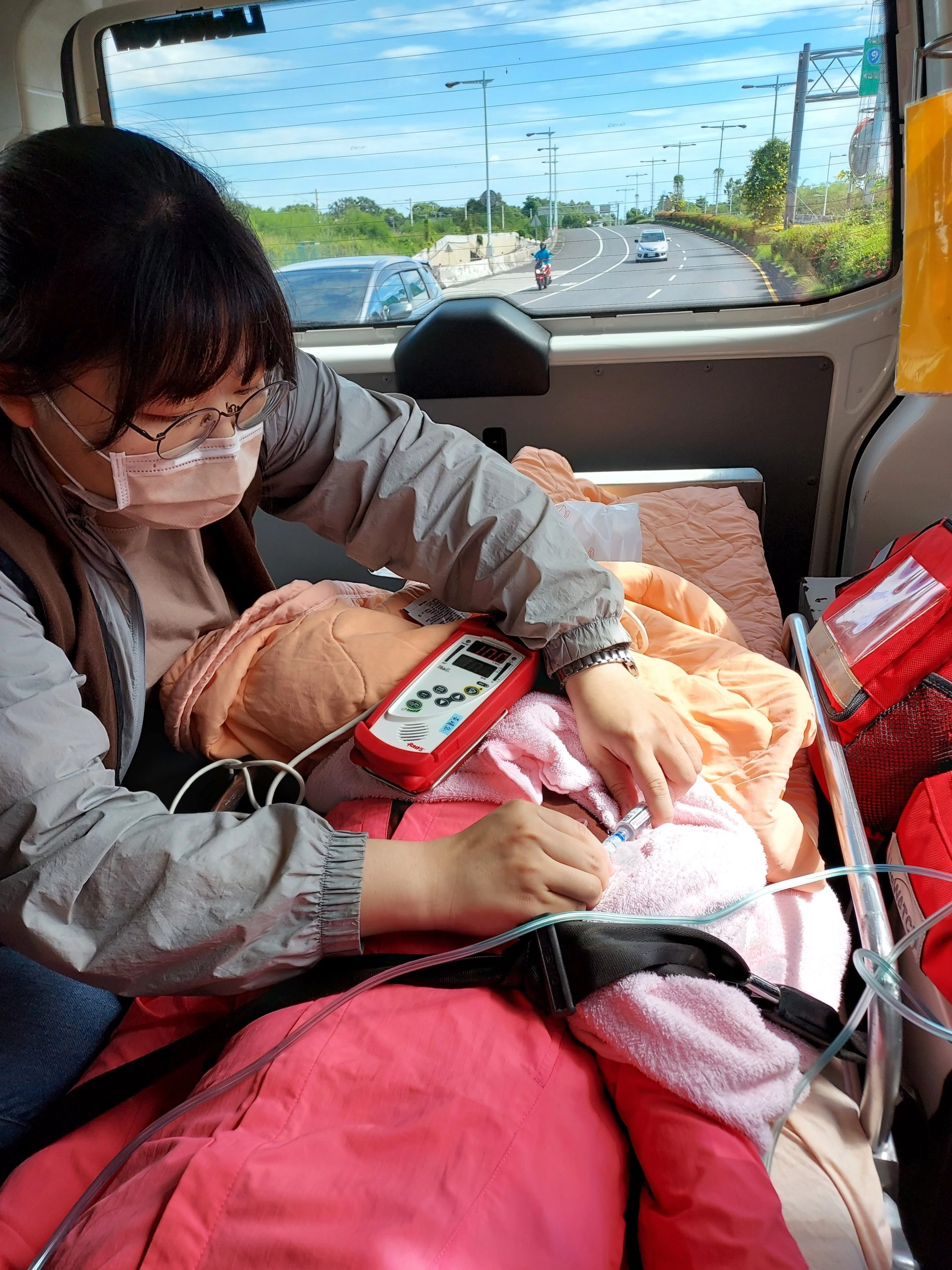 文娟在眾人陪伴下前往門諾壽豐護理之家,同車的還有心蓮病房林佳慧護理師協助打藥穩定狀況。