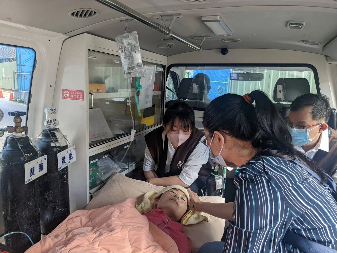 蔡文娟(左一)前往門諾壽豐護理之家,負責蔡文娟在機構安寧照護的鄧淯勻護理師、與新加坡邱德拔醫院Laurence醫師、及文娟大嫂隨侍在側。