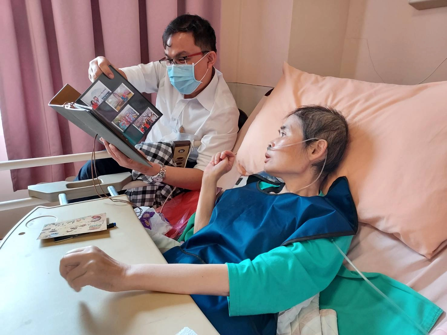 來臺研習交流的新加坡邱德拔醫院Laurence醫師,也因曾旅遊多國,陪伴傾聽文娟旅遊心得分享特別有感。